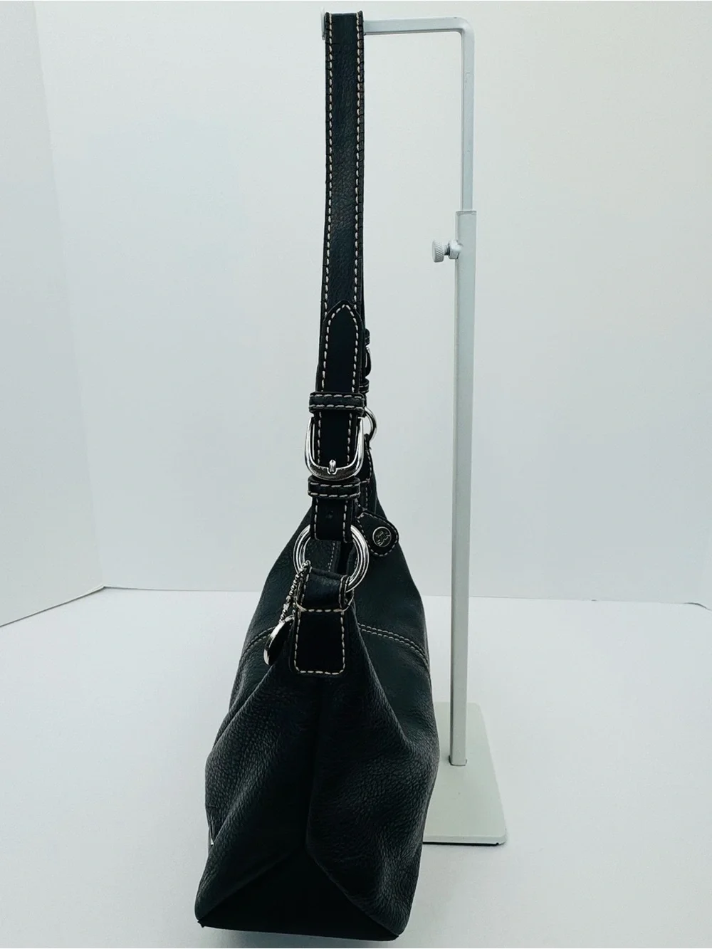 The Sak Baggett hobo. Pebbled leather. Silver-tone hardware. Slouchy Y2K style
